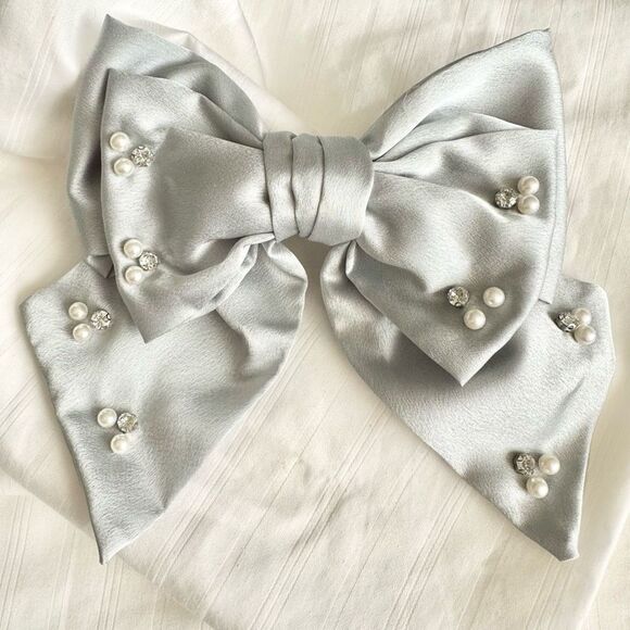 Light grey bow with rhinestone and pearl embellishment - Picture 3 of 3
